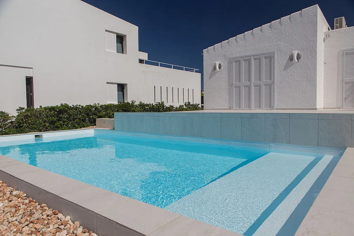 Piscine avec membrane armée RENOLIT ALKORPLAN 2000 Blanc, eau turquoise devant une villa moderne