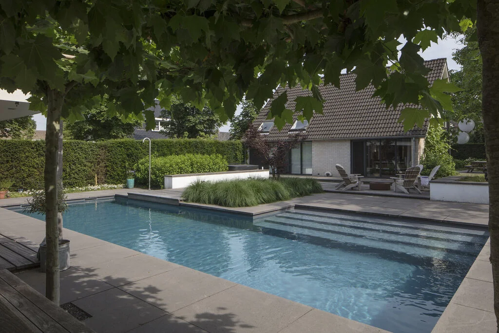 Piscine avec membrane armée RENOLIT ALKORPLAN 2000 Gris clair, eau douce et argentée dans un jardin arboré