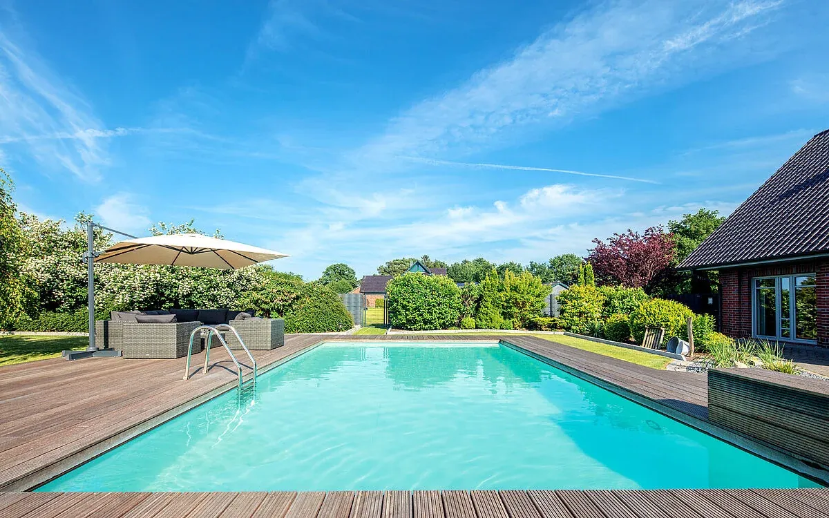 Piscine avec membrane armée RENOLIT ALKORPLAN 2000 Vert Caraïbes, eau turquoise lagon sur une terrasse en bois