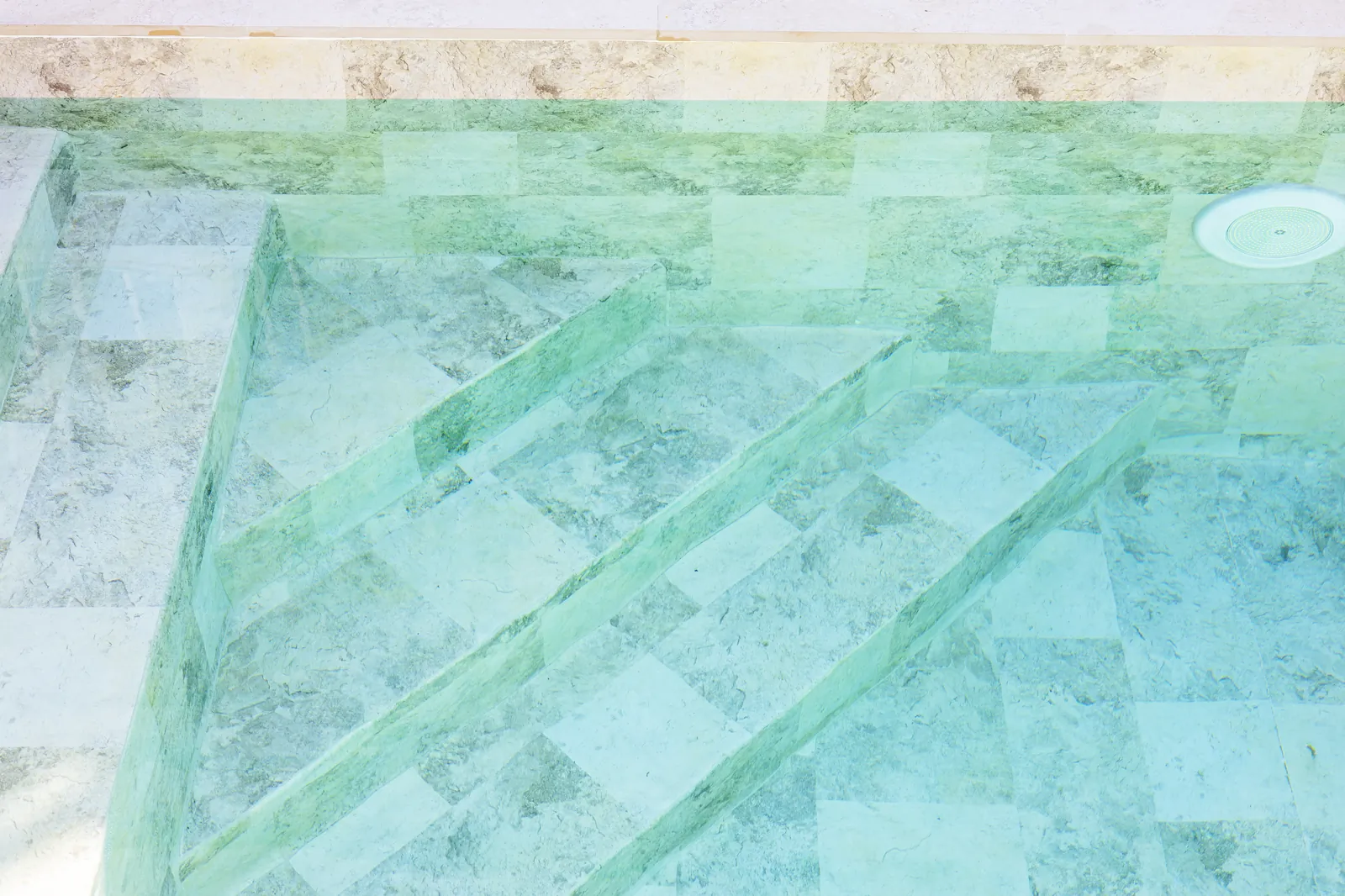Marches de piscine sous l’eau avec membrane armée RENOLIT ALKORPLAN Ceramics Evolve Dune, effet carrelage clair aux reflets vert d’eau