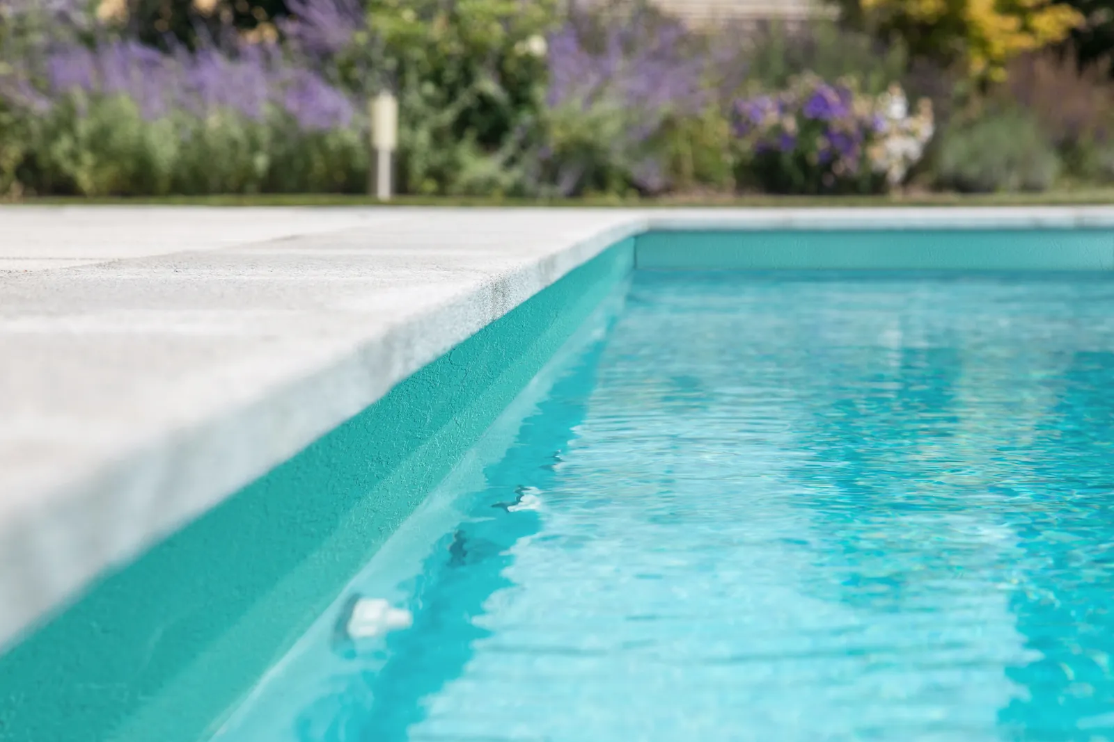 Piscine avec membrane armée RENOLIT ALKORPLAN Relief Vert Caraïbes, paroi texturée verte et eau turquoise lumineuse