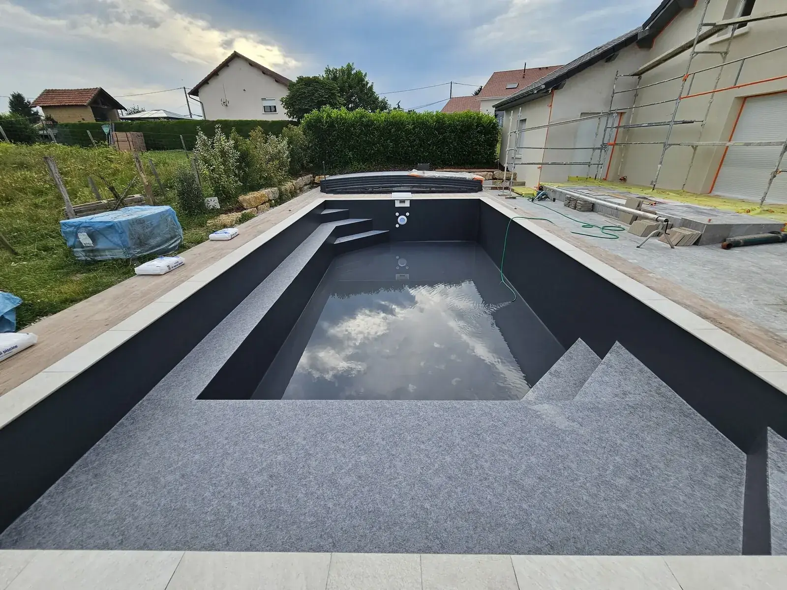 Vue d’ensemble du bassin gris foncé avec banquette en TOUCH Prestige
