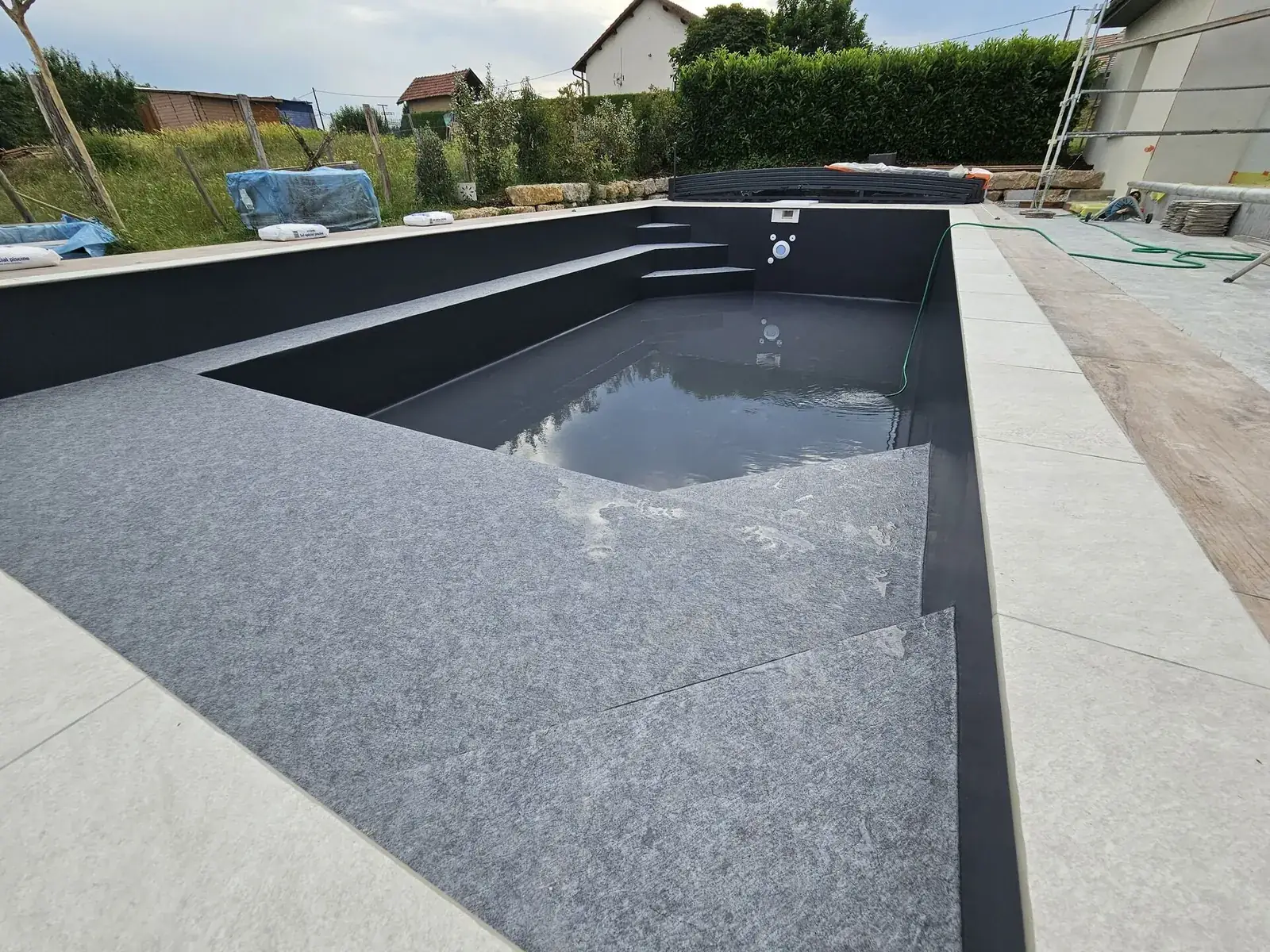 Détail des finitions et des raccords entre membrane gris foncé et TOUCH Prestige