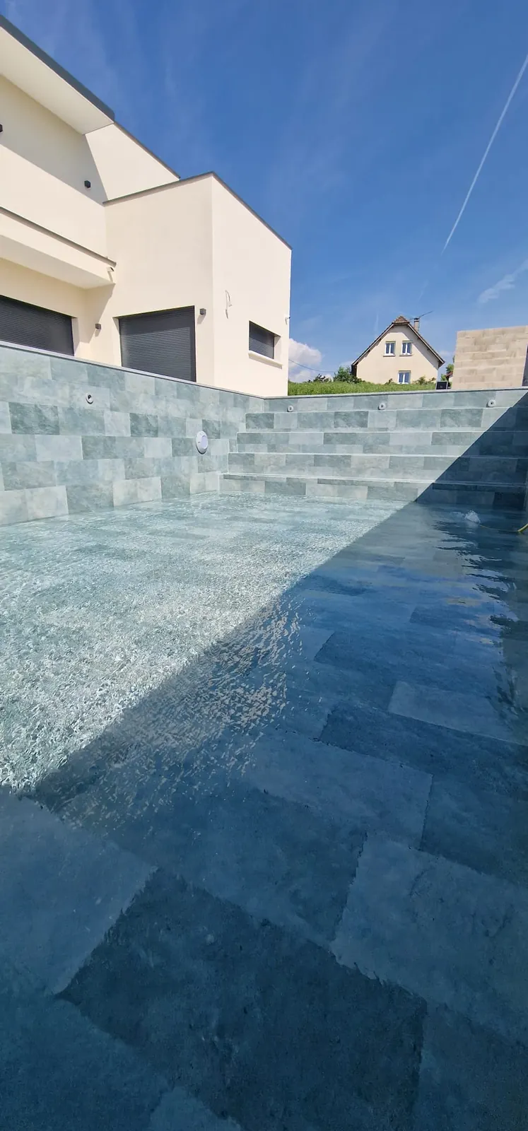 Piscine construite dans le Rhône avec membrane armée 4D Perception Gris silex