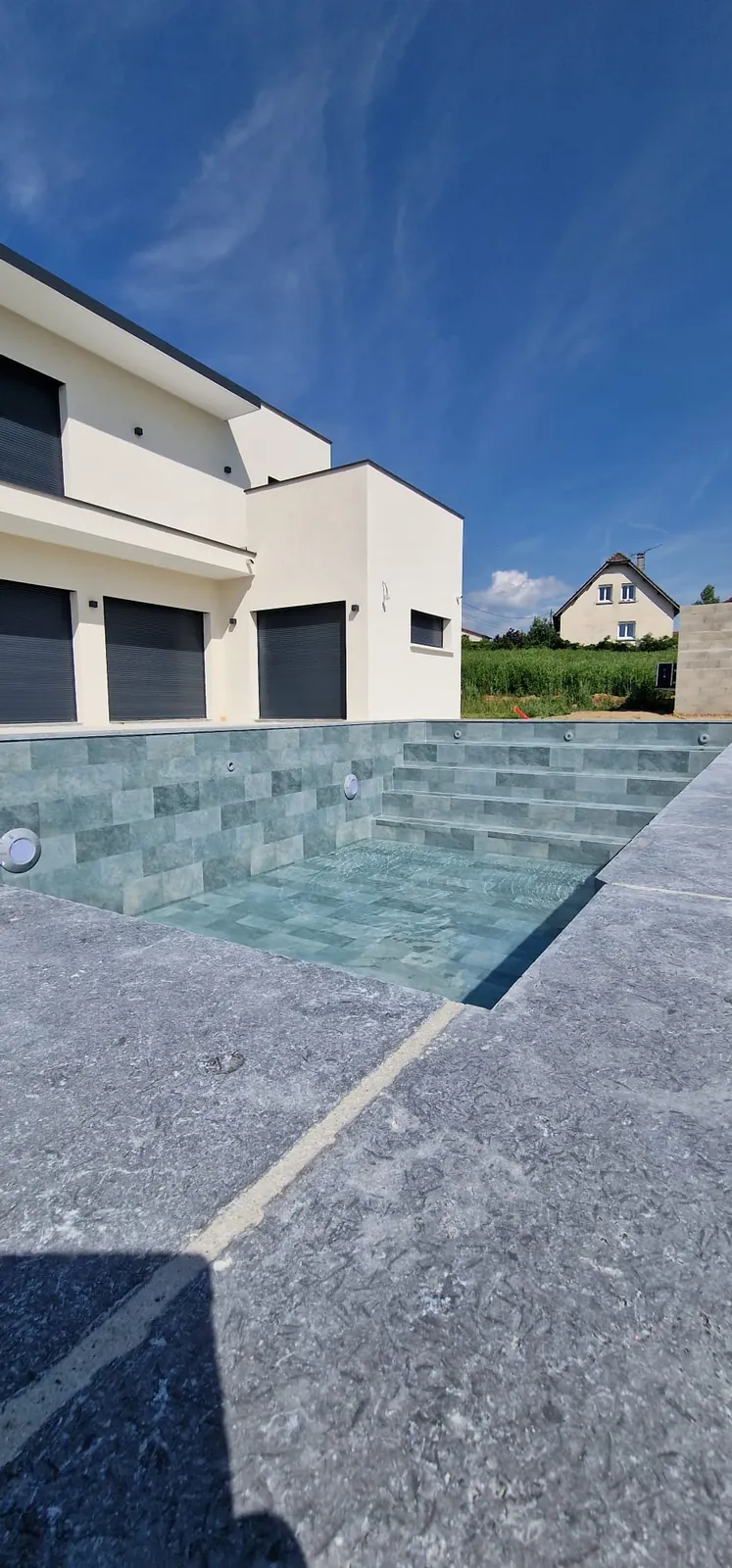 Piscine avec membrane armée effet pierre gris silex dans le Rhône