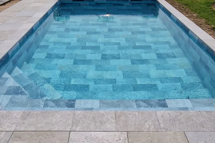 Piscine en béton sur mesure réalisée dans le secteur de Lyon
