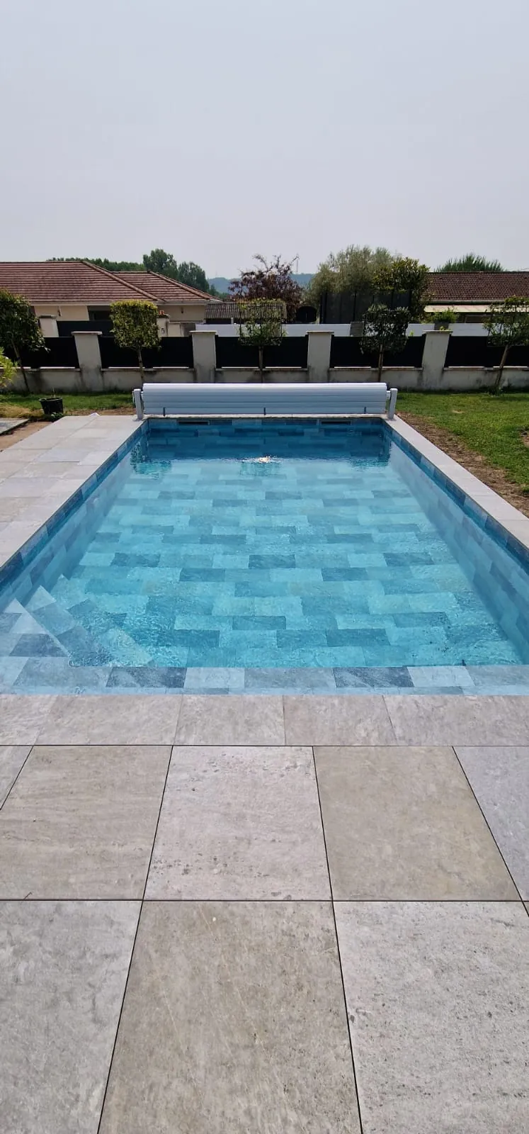 Piscine complète réalisée dans le secteur de Lyon avec membrane StoneTile 3D Elegance