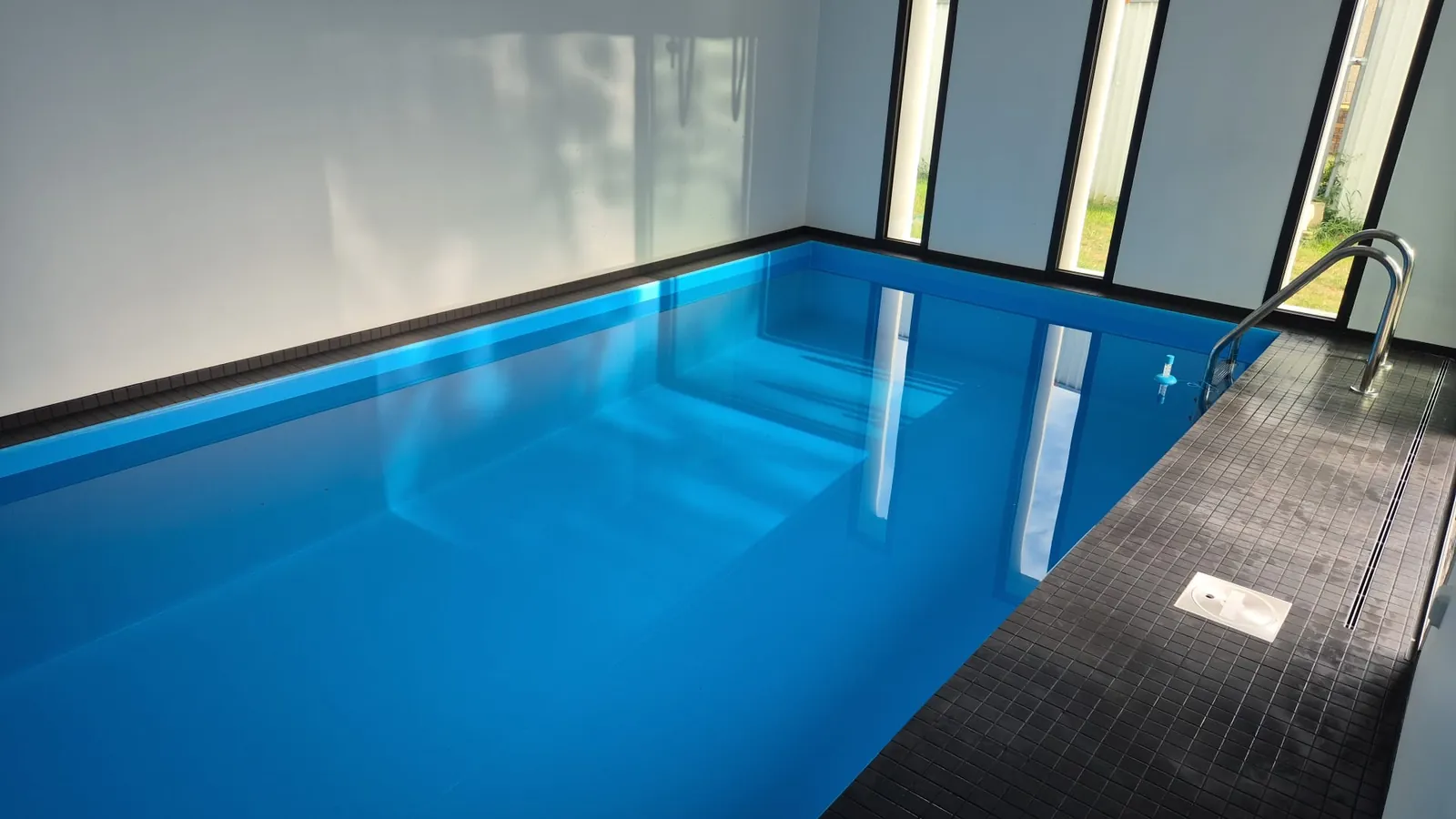Piscine intérieure avec membrane PVC armé bleu réalisée près de Bourgoin-Jallieu