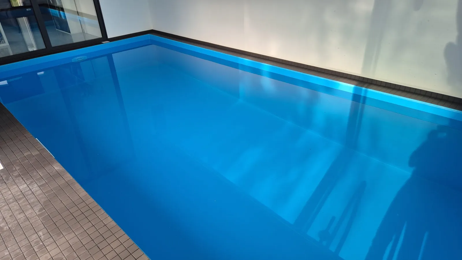 Détail de la membrane RENOLIT ALKORPLAN Bleu Adriatique après mise en eau