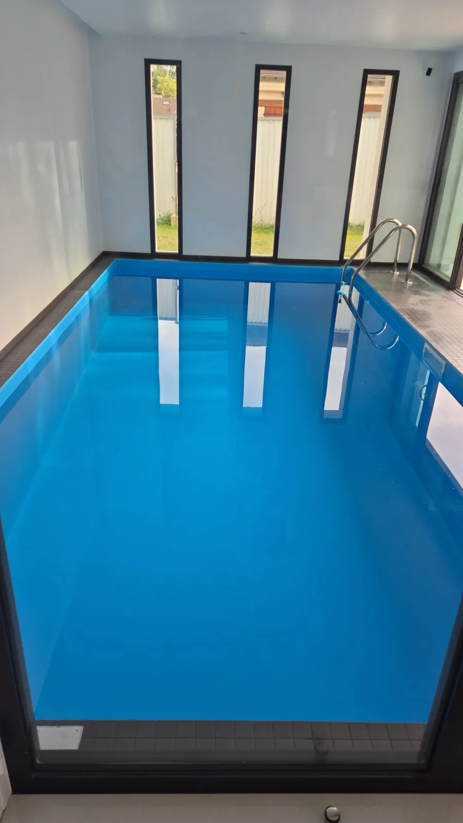 Vue en longueur du bassin neuf équipé d’une membrane PVC armé