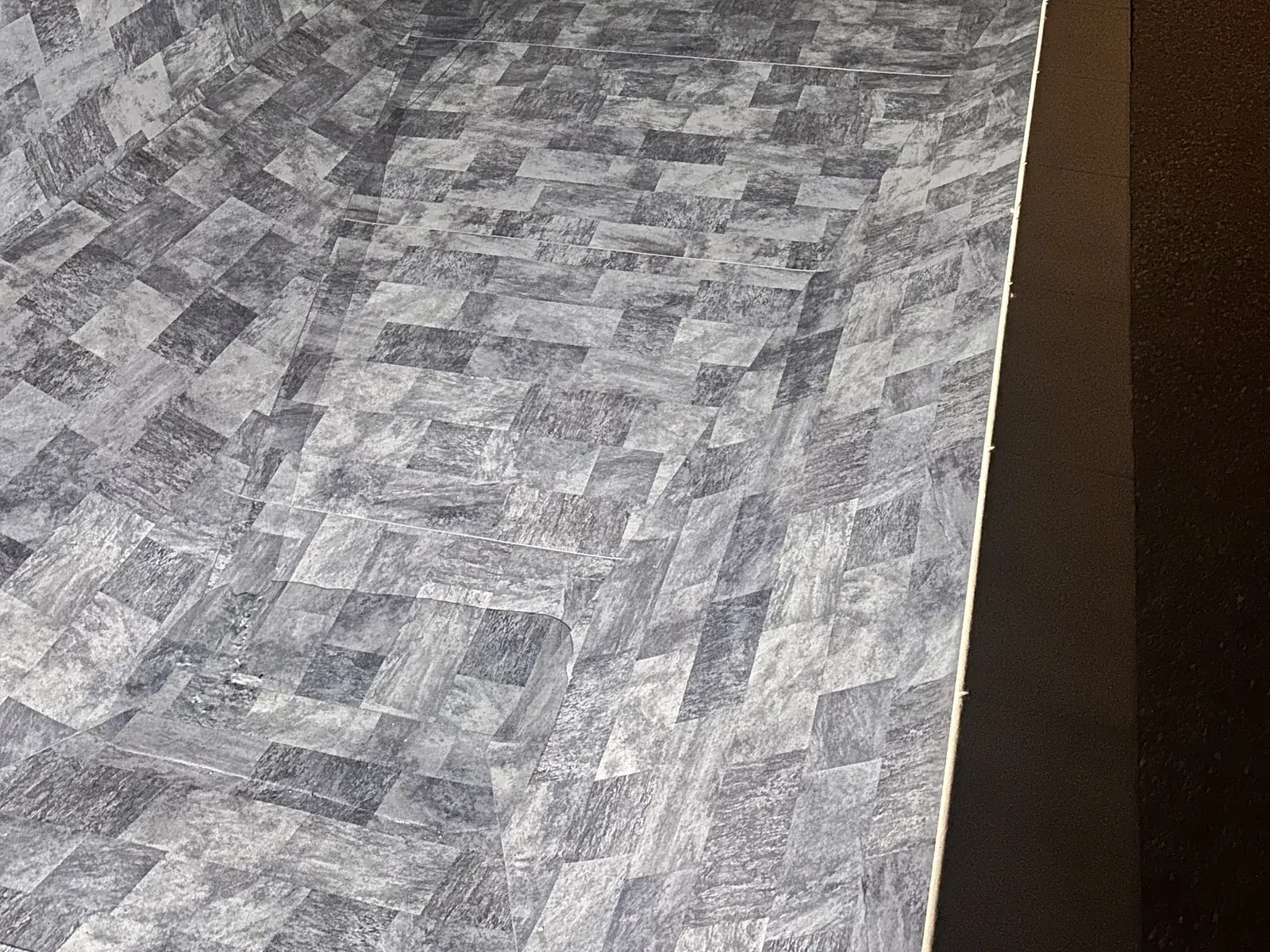 Détail du motif minéral de la membrane armée 3D avant mise en eau