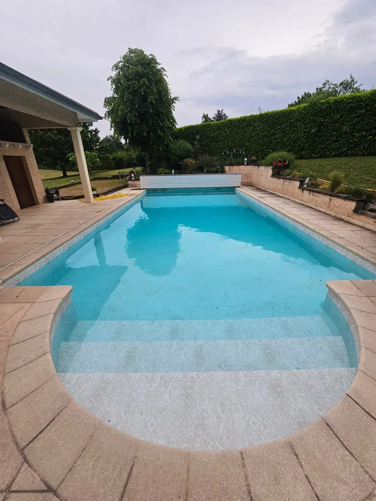 Piscine rénovée avec escalier roman et membrane armée 3D